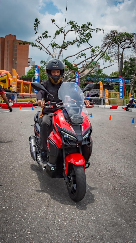 Los asistenes al EK Day pudieron probar las motos y presenciar la nueva V302C