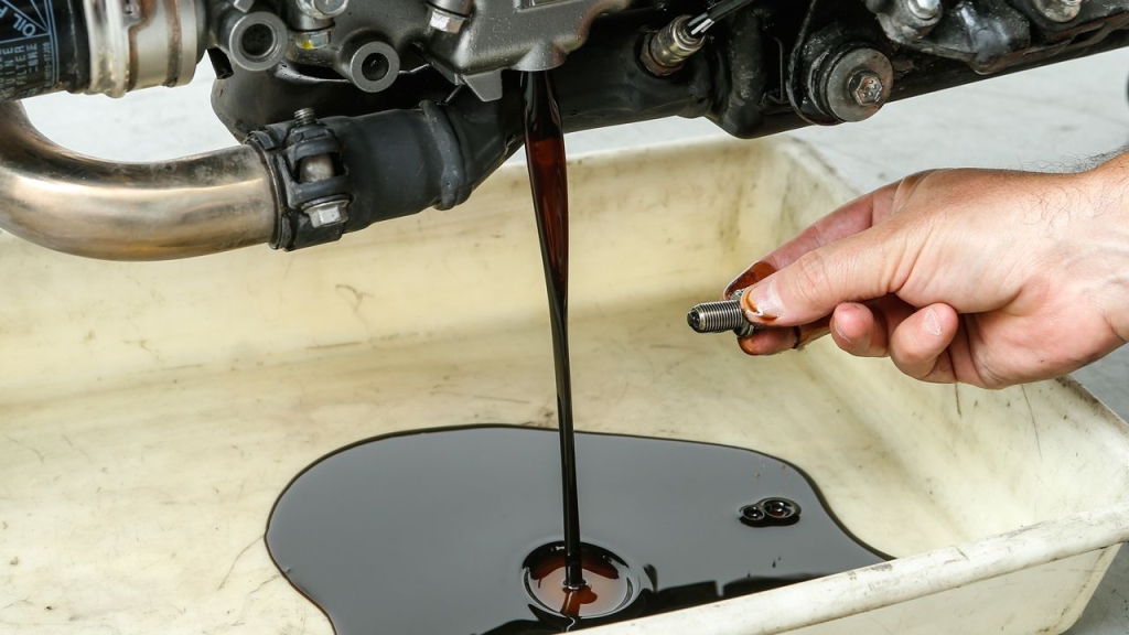 Esta es la cantidad de kilómetros a la que le debes cambiar el aceite a tu moto