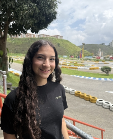 Isabela Paladino, la piloto de 15 años que deslumbra en la F1600
