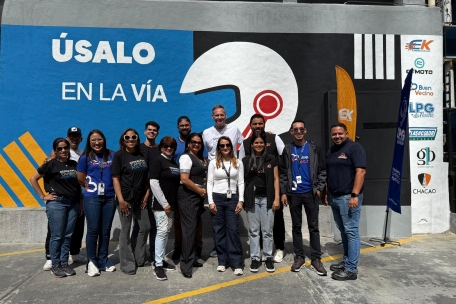 EK pintó un mural que exhorta el uso del casco al ir en moto