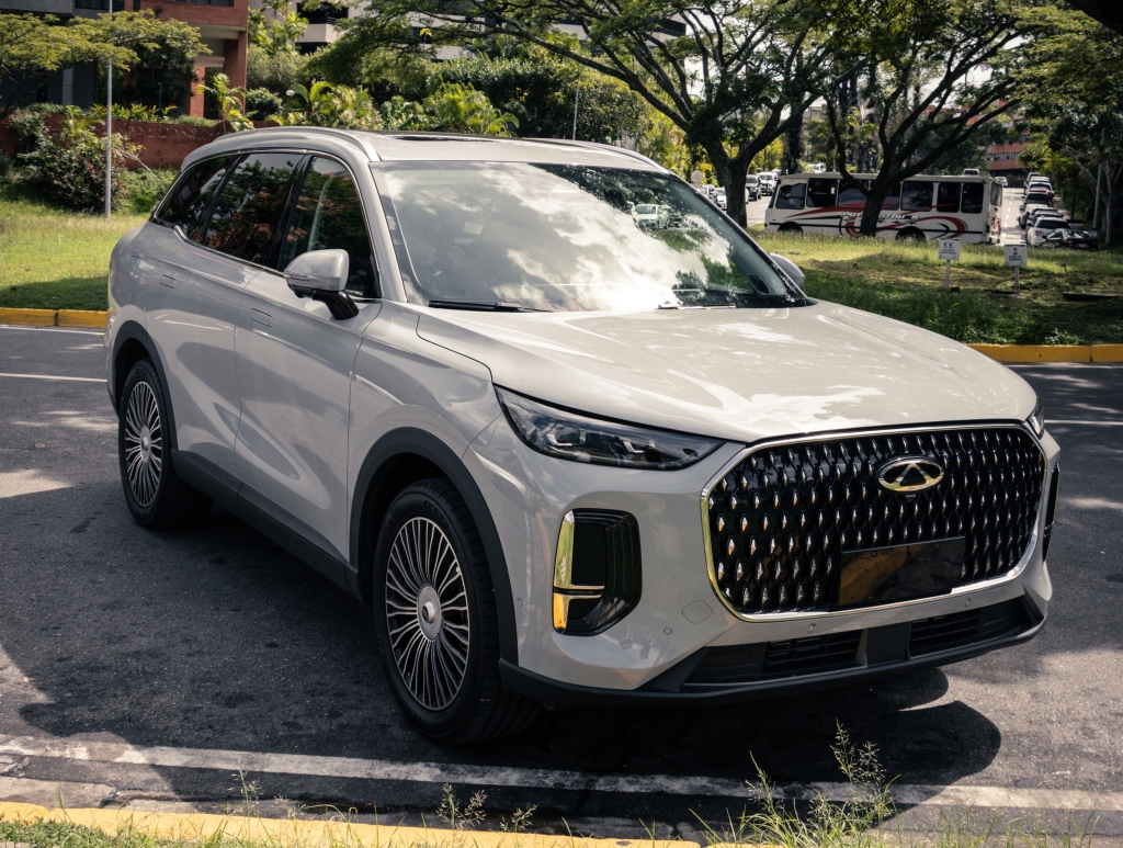 La Chery Tiggo 9 cuenta con un chasis robusto, aros de 20 pulgadas y un maletero eléctrico