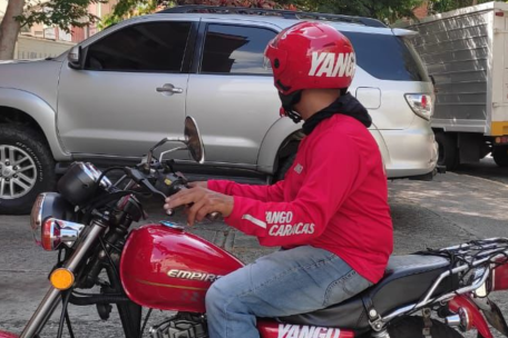 Yango regaló 100 cascos para promover la seguridad vial