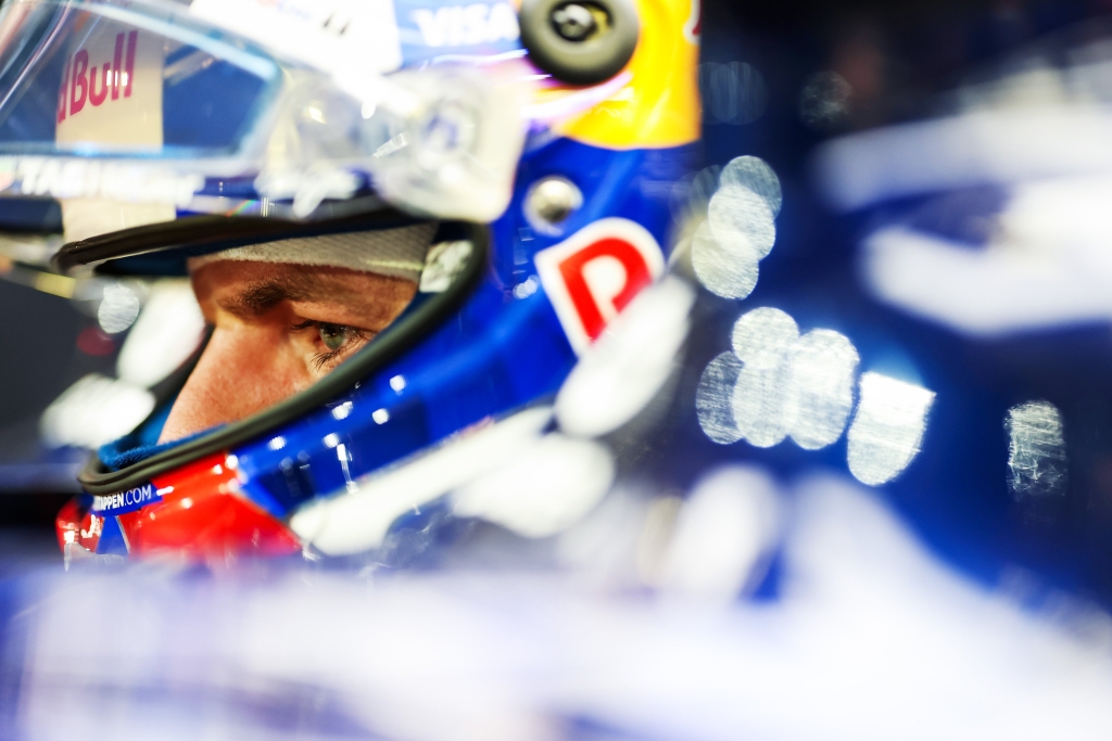 Verstappen parece estar descubriendo algunas cosas que puede usar a favor en el RB22. Foto: Red Bull