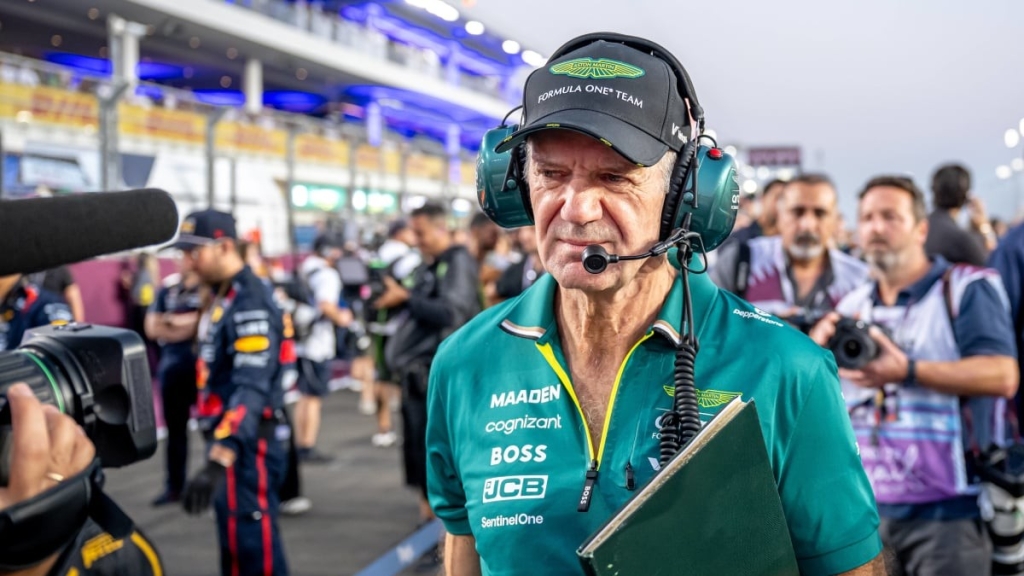 Newey dimitió de su rol de Director de Equipo para enfocar sus esfuerzos en el desarrollo del AMR26